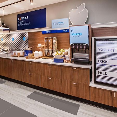 Holiday Inn Express & Suites - Toronto Airport South By Ihg Экстерьер фото