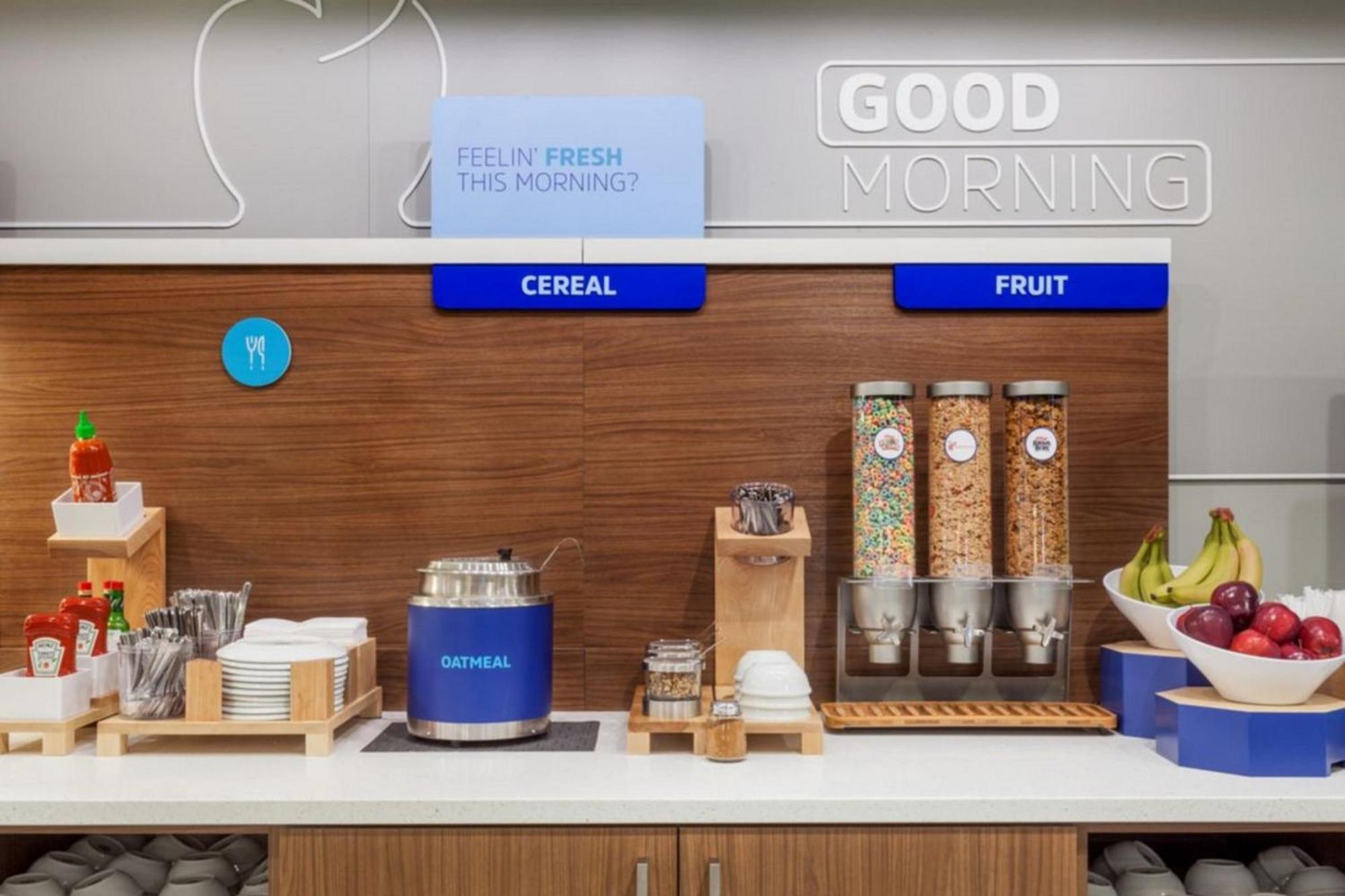 Holiday Inn Express & Suites - Toronto Airport South By Ihg Экстерьер фото