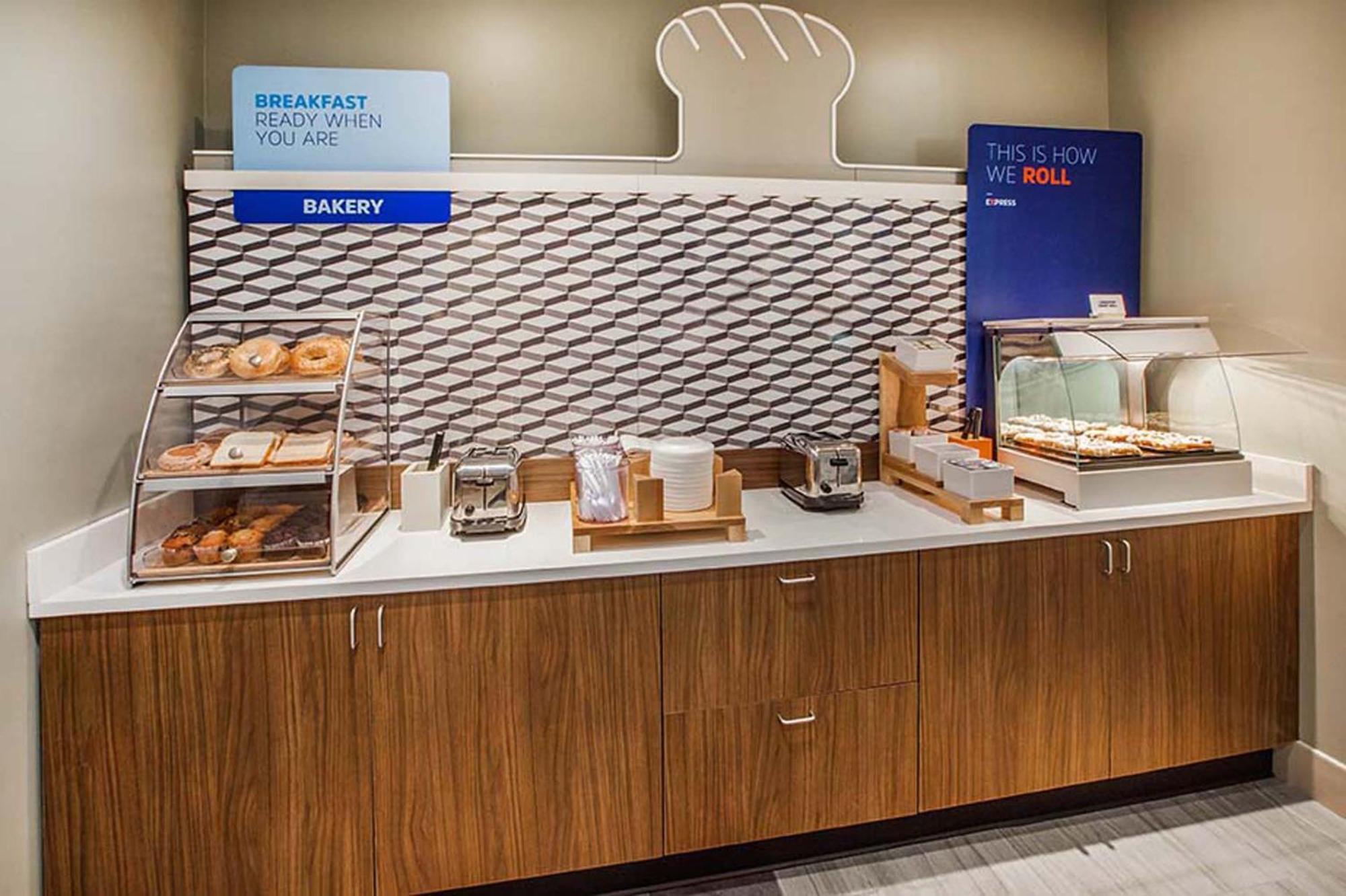 Holiday Inn Express & Suites - Toronto Airport South By Ihg Экстерьер фото