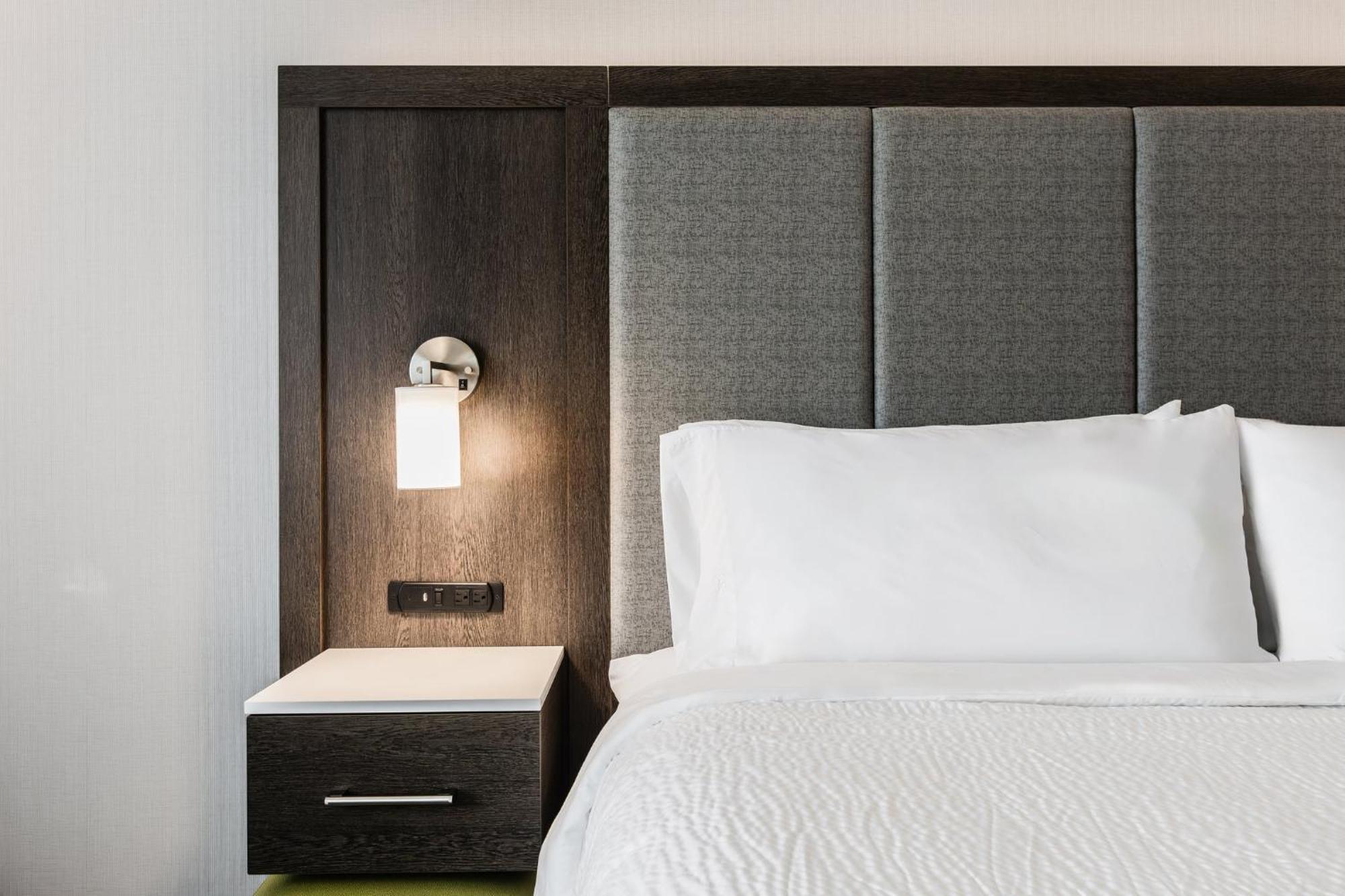 Holiday Inn Express & Suites - Toronto Airport South By Ihg Экстерьер фото