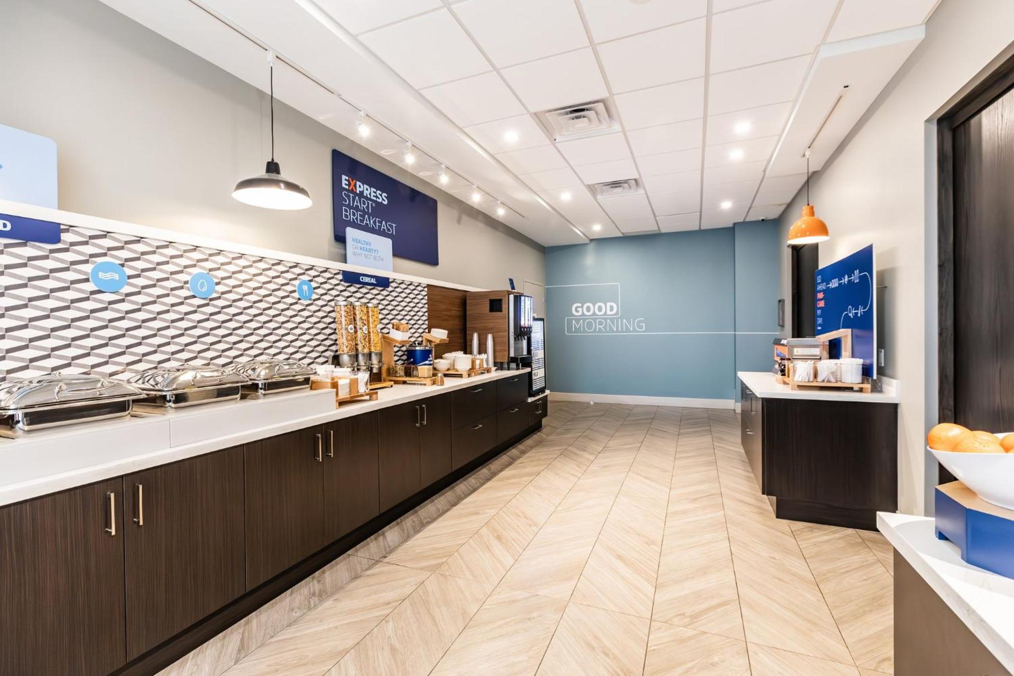 Holiday Inn Express & Suites - Toronto Airport South By Ihg Экстерьер фото
