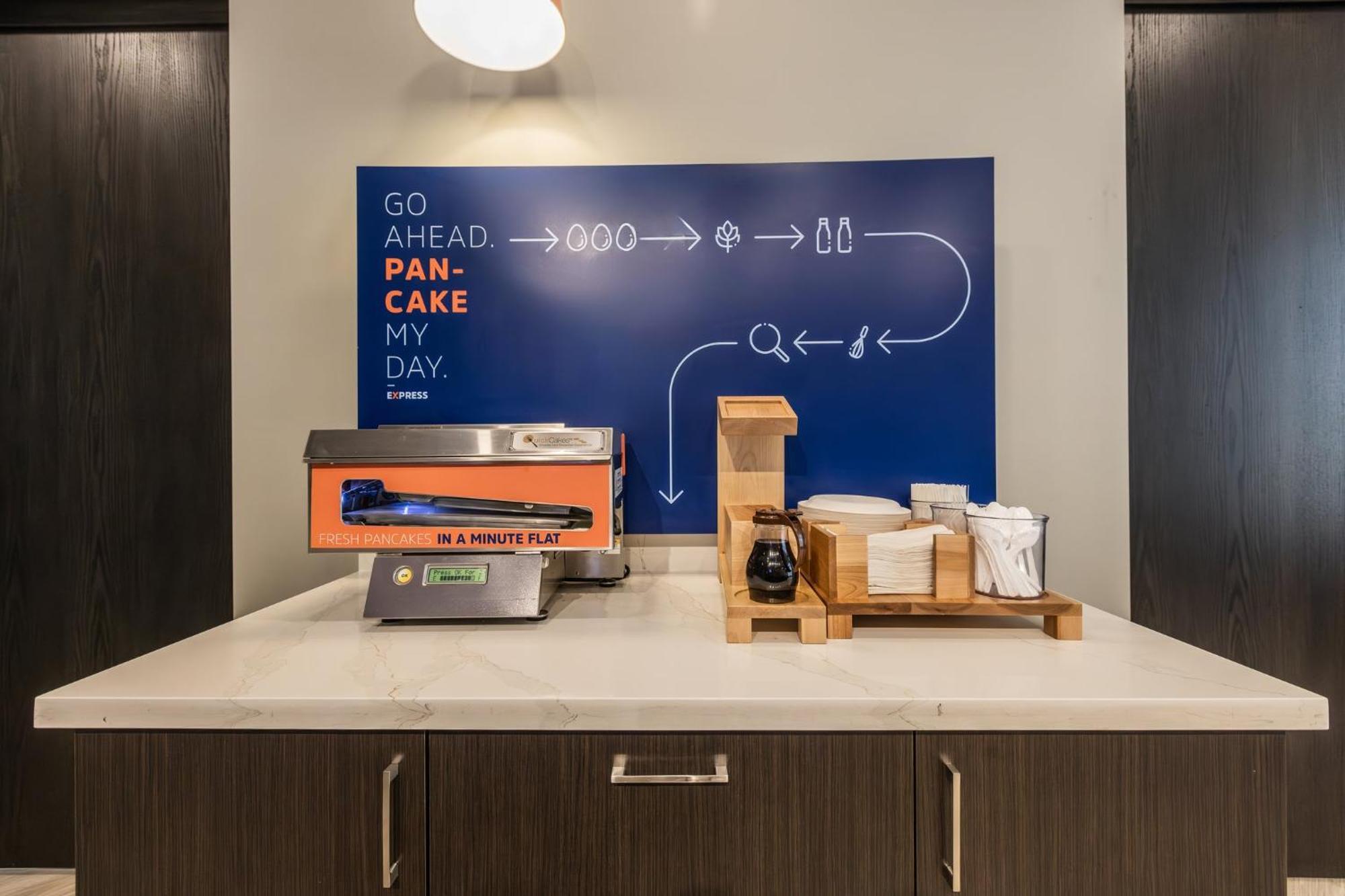 Holiday Inn Express & Suites - Toronto Airport South By Ihg Экстерьер фото