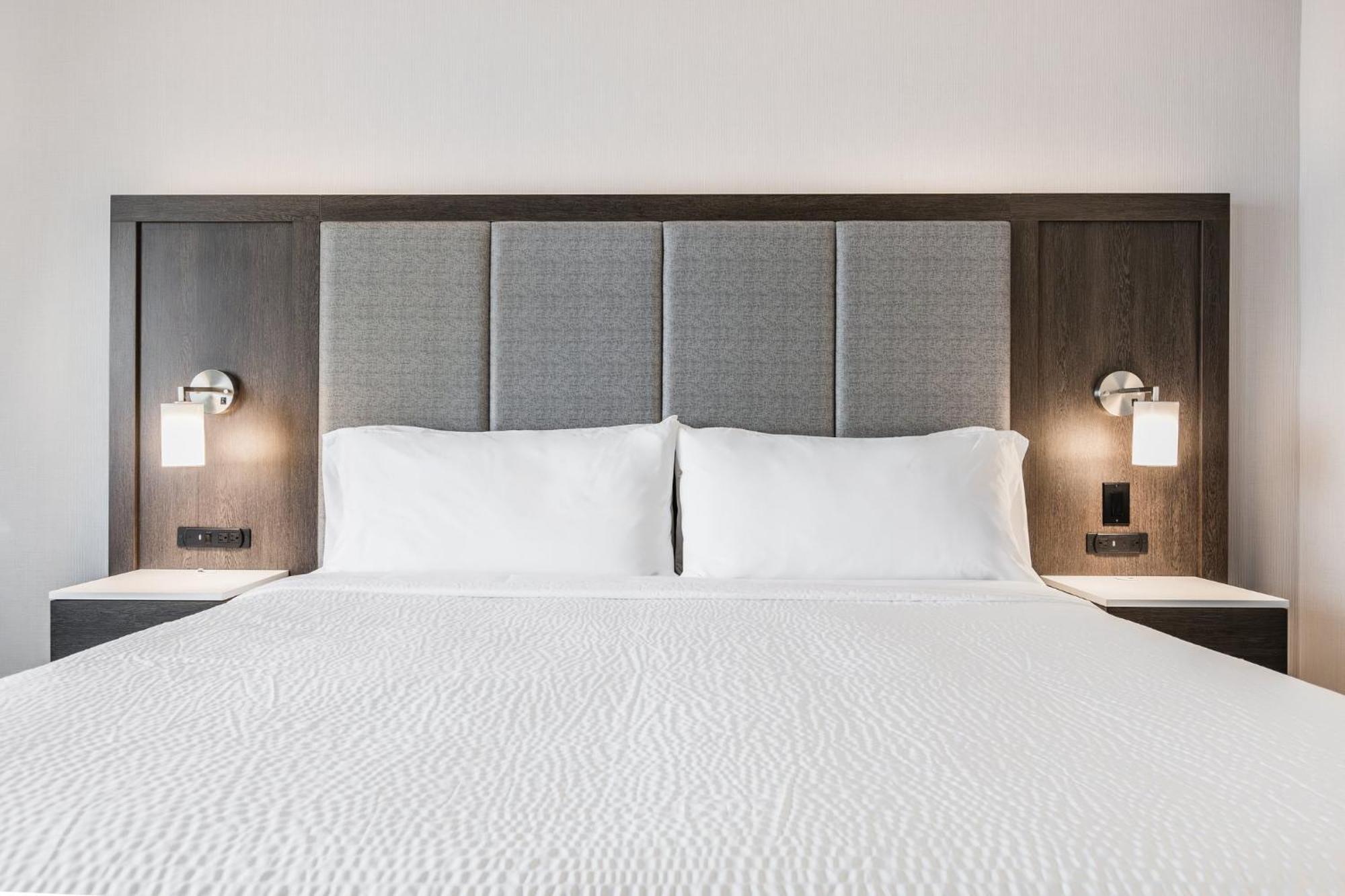 Holiday Inn Express & Suites - Toronto Airport South By Ihg Экстерьер фото