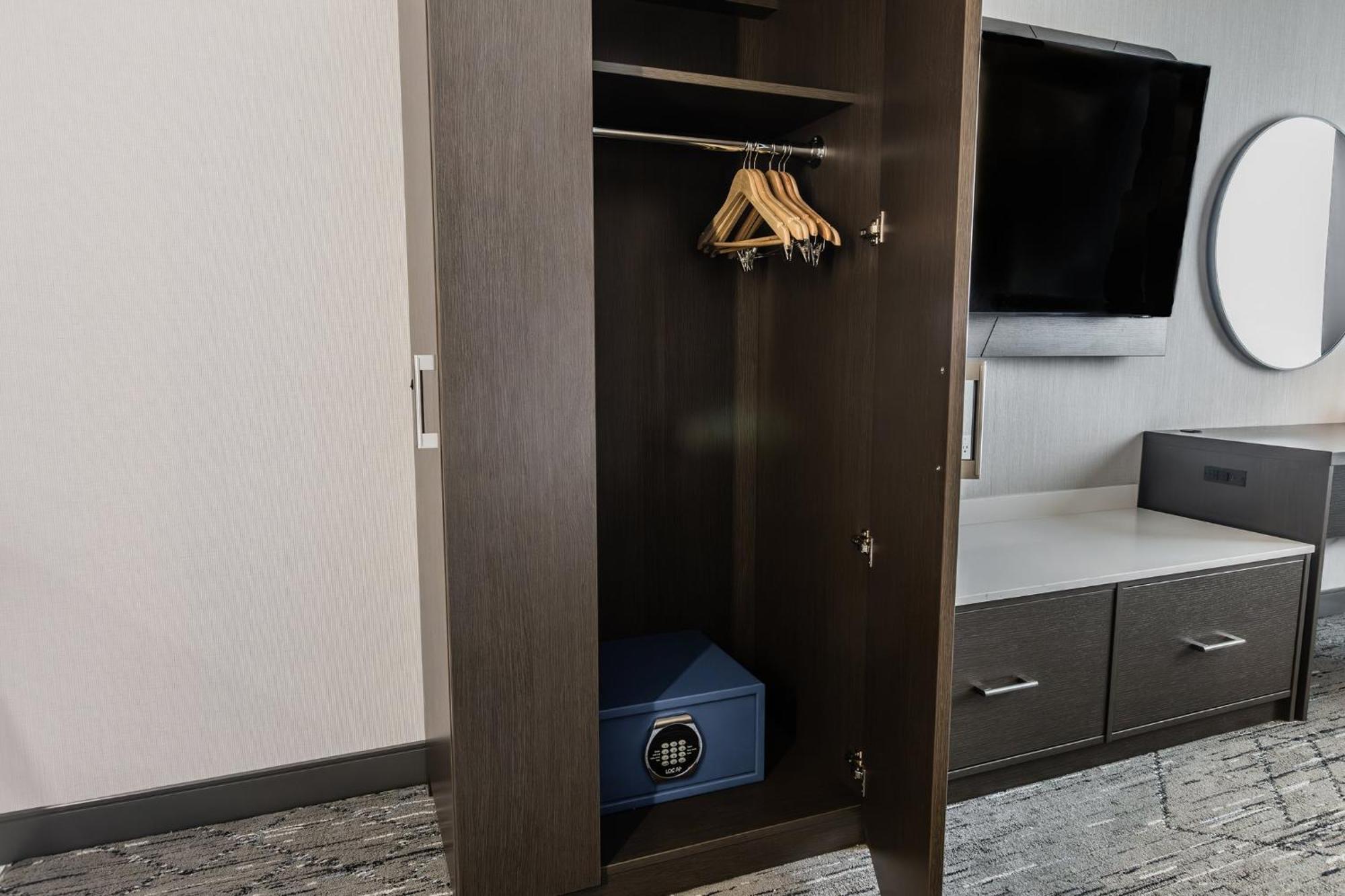 Holiday Inn Express & Suites - Toronto Airport South By Ihg Экстерьер фото