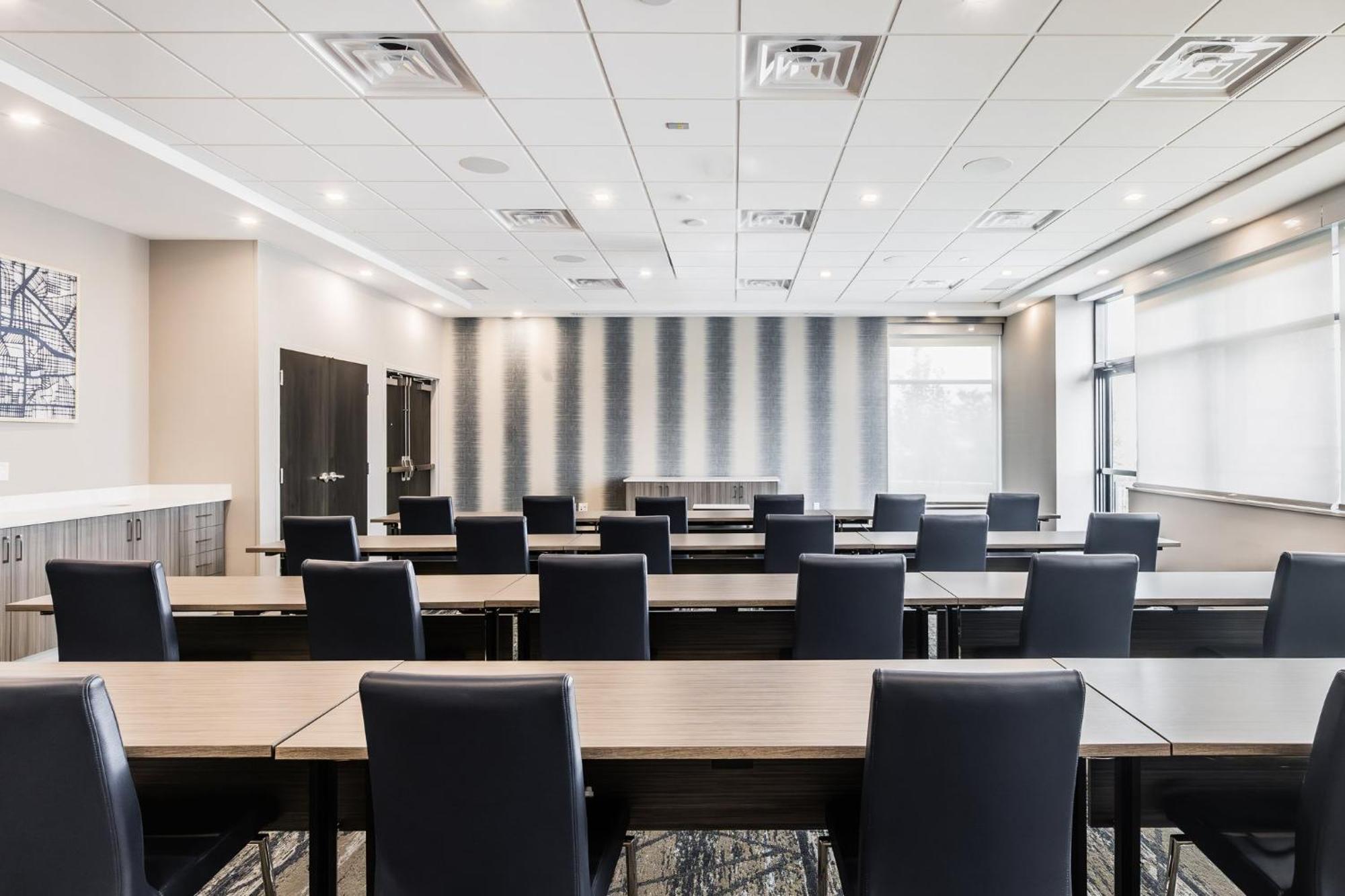 Holiday Inn Express & Suites - Toronto Airport South By Ihg Экстерьер фото